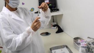 Produção da vacina de Oxford no Brasil custará R$ 1,8 bilhão por acordo e estrutura
