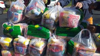 Projeto entrega toneladas de alimentos e kits de higiene e limpeza em Porto Alegre