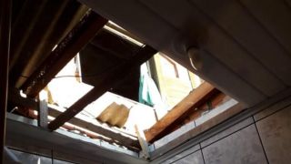 Foragido que tentava escapar da polícia por cima de telhados é preso ao cair dentro de casa