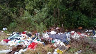 Internauta denuncia lixo descartado irregularmente na localidade de Capim Branco 