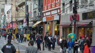 Comércio reabre e movimento é retomado no Centro de Porto Alegre
