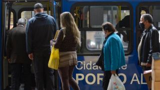 Ônibus circulam com passageiros sentados e em pé em Porto Alegre