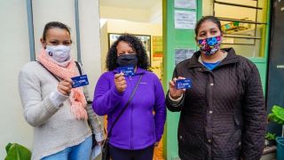 Prefeitura de Porto Alegre inicia entrega de cartão social a famílias em vulnerabilidade