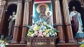 Altar da Igreja Nossa Senhora de Czestochowa está decorado para comemorar o dia da padroeira