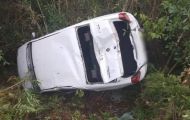 Carro Capota e Cai em Vala na Picada Grande